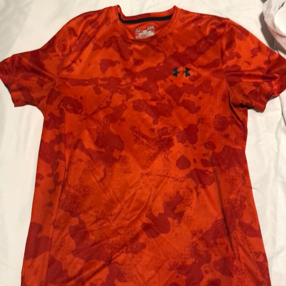 Men’s size small UA heat gear loose fit tee